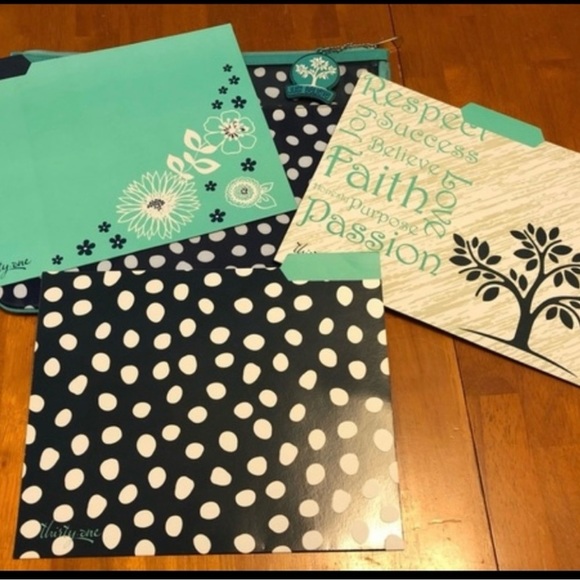 NWT ThirtyOne Document holder with 3 files - Picture 2 of 3